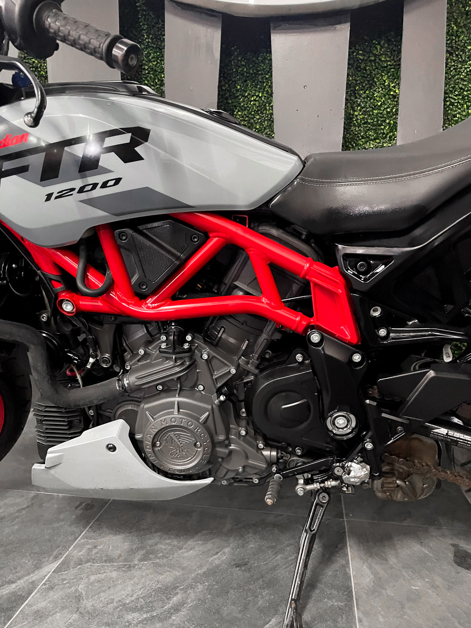 INDIAN CO FTR S (GRAY/RED) 2024 - Imagen 6